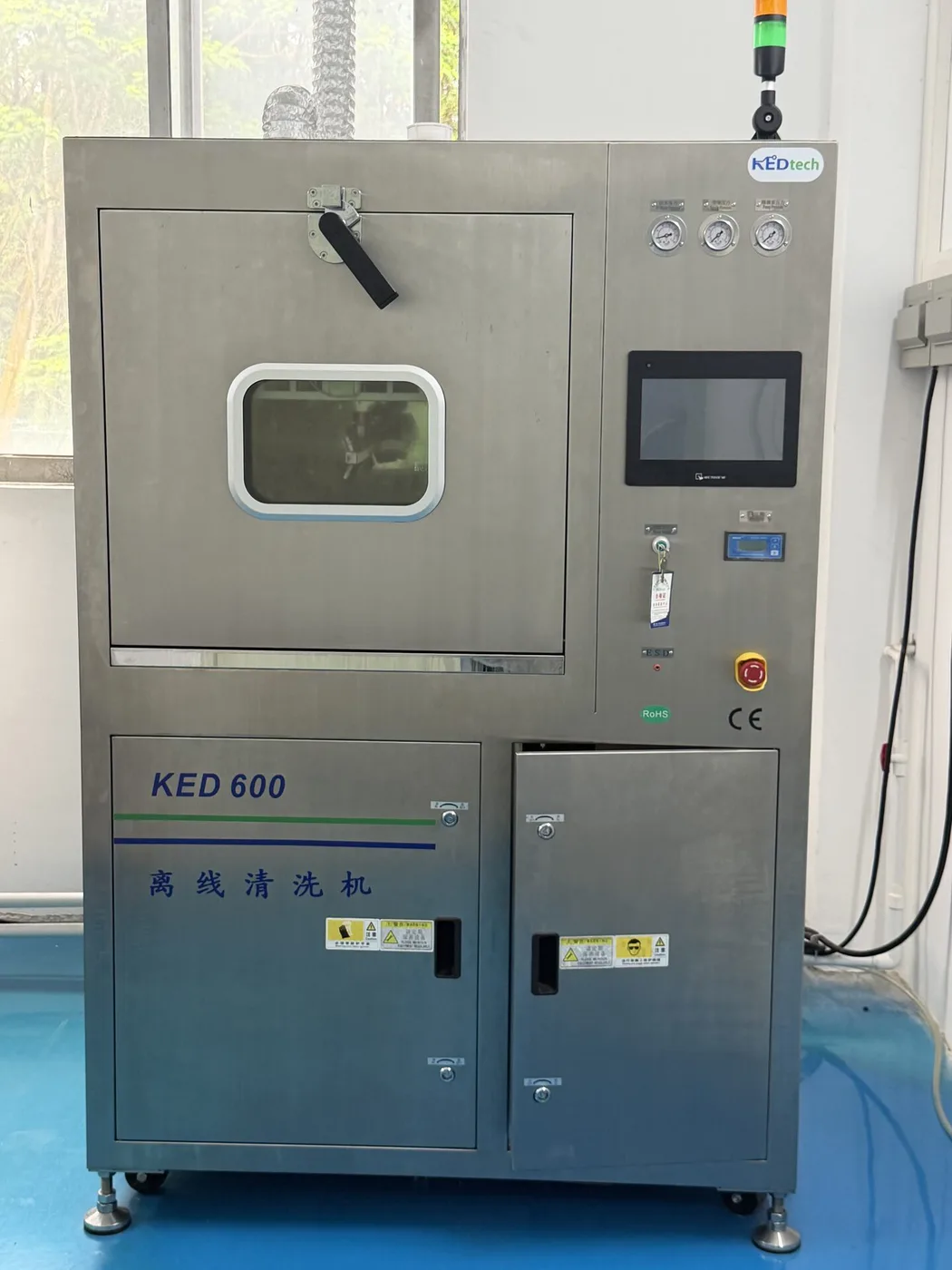 Reiniging van printplaten met gedeïoniseerd water
